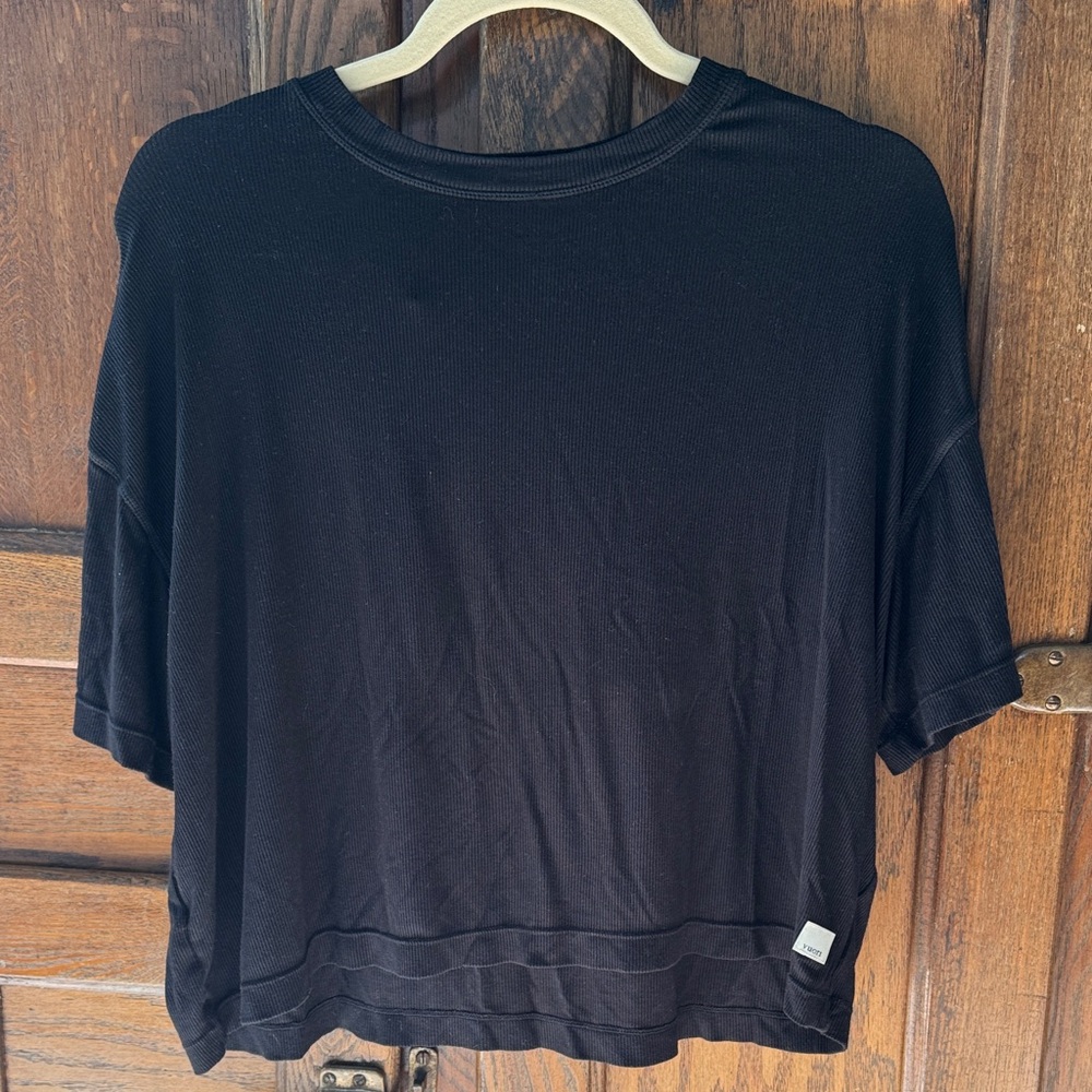 Women’s Vuori ribbed energy tee. Comfy oversized cropped top.
